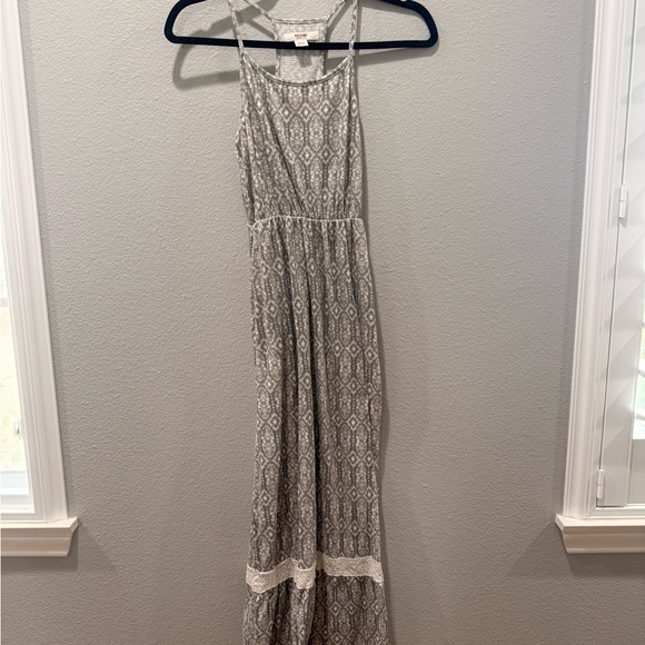 🌿 Chic Mossimo Gray & White Boho Racerback Maxi w/ Ruffle Detail – Size XS 🌿 - Picture 1 of 3